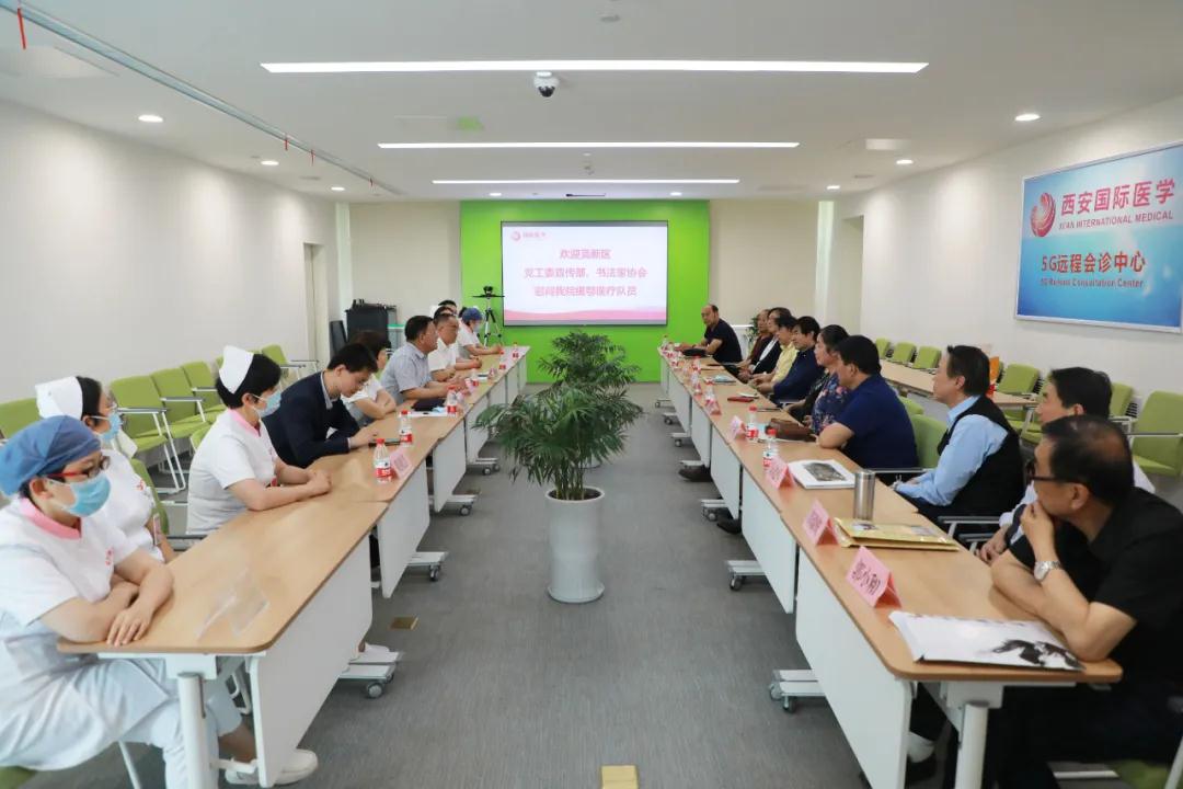 書法送祝福 筆墨贊英雄——西安高新區(qū)黨工委宣傳部、書法家協(xié)會(huì)一行致敬最美逆行者