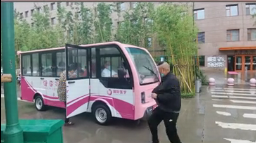 暖心！醫(yī)院下雨天安排擺渡車(chē)