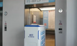 機(jī)器人成精啦！送藥還會坐電梯