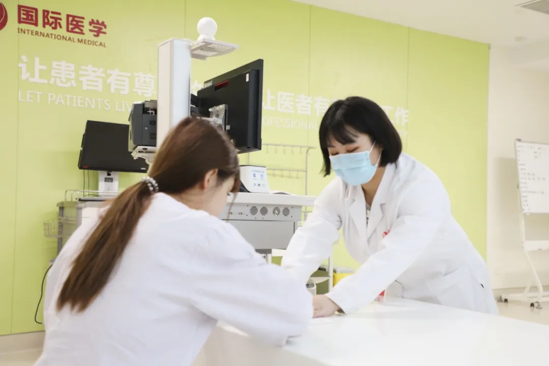 出院手續(xù)床前辦理，「移動結(jié)算車」便民又惠民！