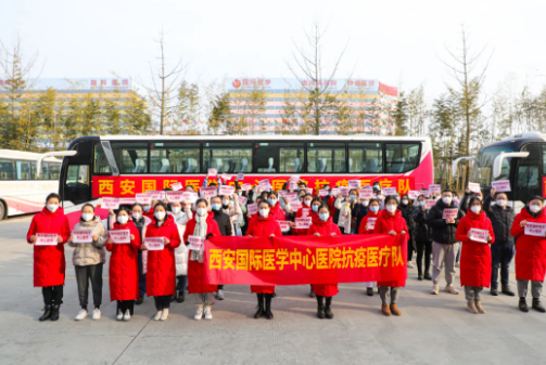 又有 300 余名醫(yī)護(hù)人員逆行出征，奔赴核酸采樣點(diǎn)