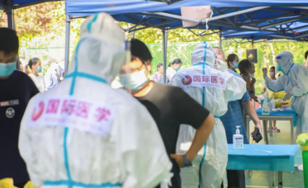 泡白的雙手，濕透的衣服，高溫天氣下的這些“大白”讓人心疼