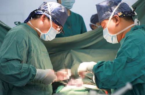 復(fù)診首日，市民排隊(duì)掃碼，有序就診……