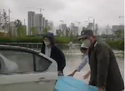 大雨天突遇車禍，從安保到醫(yī)護人員接力營救