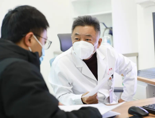 他們?nèi)找箞?jiān)守，為患者照亮就診之路