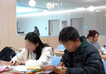 治療、學(xué)習(xí)兩不誤！病房里開啟了“小課堂”