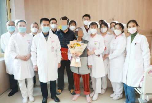 215天守護(hù)，2000多頁(yè)病例， 這位女士終見彩虹