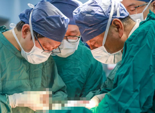 挑戰(zhàn)胸外領(lǐng)域“珠峰”！他為71歲老人摘除胸內(nèi)巨大罕見腫瘤