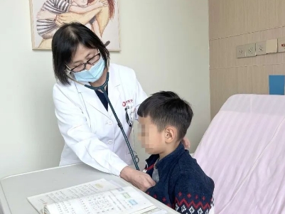 支原體肺炎來了！住院扎堆，學(xué)習(xí)桌搬到病房，孩子邊寫作業(yè)邊打點(diǎn)滴
