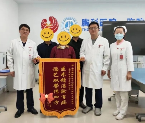 15cm腫物“躲”胸骨后！ 多學(xué)科聯(lián)合為六旬老人“拆彈”