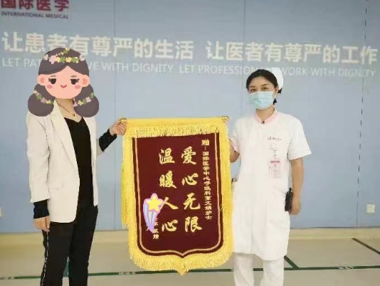 點贊正能量！95后護(hù)士救下走失老人 暖心一扶顯大愛