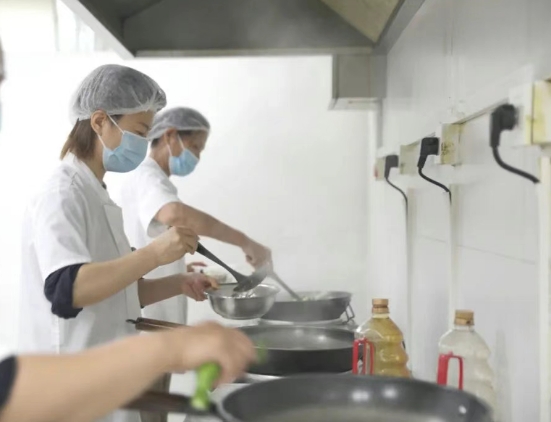 灶火燃起時(shí)，醫(yī)院飄出“家的味道”